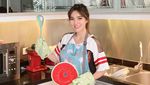 Pose Manis Lina Kartika, Penjual Bakmi Siantar yang Cantik dan Seksi