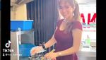Pose Manis Lina Kartika, Penjual Bakmi Siantar yang Cantik dan Seksi