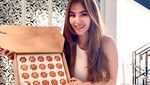 Pose Manis Lina Kartika, Penjual Bakmi Siantar yang Cantik dan Seksi