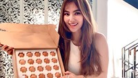 Berpenampilan menarik, Lina menceritakan bahwa dirinya kerap dimintai berfoto bersama oleh para pelanggan di kedai bakminya. Foto: Instagram @lina_kartika09