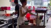 Harga yang ditawarkan pun terbilang terjangkau, yakni berkisar antara Rp 17.000 hingga Rp 25.000-an. Selain menu bakmi ada juga menu lainnya yang tak kalah lezat. Foto: Instagram @lina_kartika09