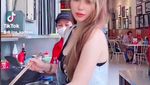Pose Manis Lina Kartika, Penjual Bakmi Siantar yang Cantik dan Seksi