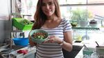 Pose Manis Lina Kartika, Penjual Bakmi Siantar yang Cantik dan Seksi