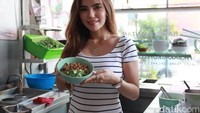 Pasalnya Lina yang berparas cantik dan seksi ini kerap berpenampilan keren setiap kali melayani pengunjung di kedai. Karenanya ia dijuluki sebagai penjual bakmi cantik. Foto: Instagram @lina_kartika09
