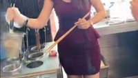 Cabang kedai bakmi tersebut berlokasi di Pluit, Serpong, Puri, Kelapa Gading dan Citra 6 Palem. Sosok Lina ini menarik perhatian banyak orang. Foto: Instagram @lina_kartika09