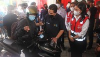 Tak lupa, Menteri BUMN Erick Thohir (tengah) bersama Direktur Utama PT PELNI Tri Andayani (kanan) juga mengajak berbincang salah satu pemudik dengan motor yang ikut mudik gratis menggunakan KM Dobonsolo di Pelabuhan Tanjung Priok.