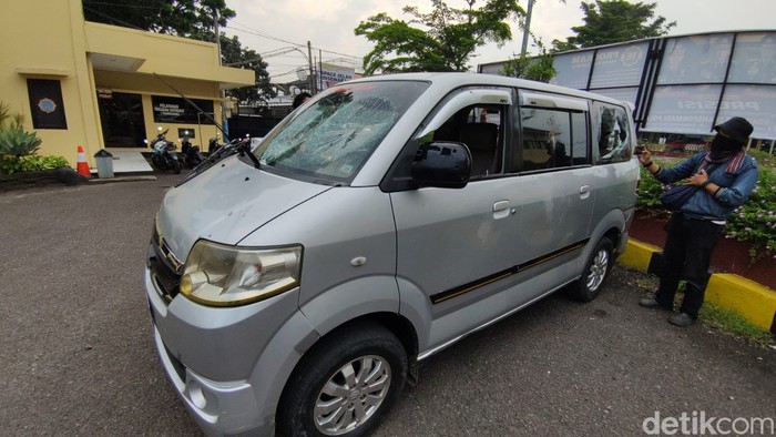 Mobil diduga travel gelap dirusak oleh sopir elf di Cianjur.