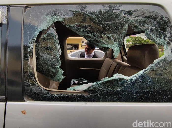 Mobil diduga travel gelap dirusak oleh sopir elf di Cianjur.