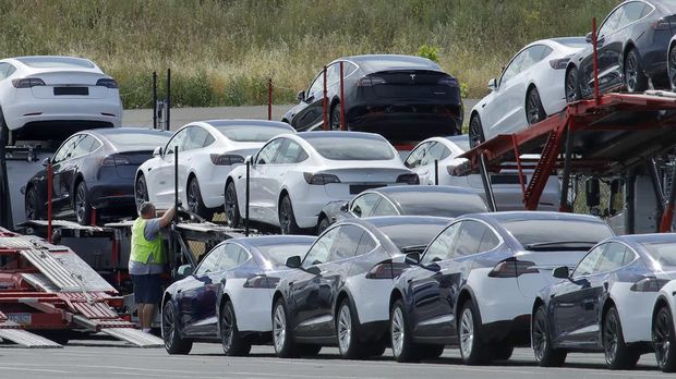 Mobil Tesla dimuat ke operator di pabrik mobil listrik Tesla di Fremont, California. (AP/Ben Margot)