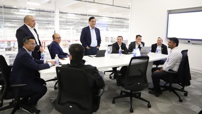 Momen Menko Luhut Bertemu Pendiri Tesla Elon Musk