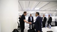 Menteri Koordinator Kemaritiman dan Investasi, Luhut Binsar Pandjaitan didampingi Duta Besar Indonesia untuk AS Rosan Roeslani dan Ketua Dewan Pertimbangan Kadin Anindya Novyan Bakrie, bertemu pendiri Tesla, Elon Musk, di pabrik Tesla terbesar di  Giga Factory Texas, Amerika Serikat, Selasa (26/4/2022).