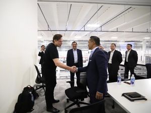 Analisis di Balik Momen Jabat Tangan Elon Musk Saat Ketemu Luhut