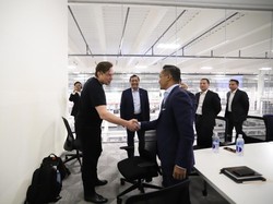 Analisis di Balik Momen Jabat Tangan Elon Musk Saat Ketemu Luhut