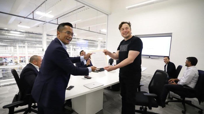 Momen Menko Luhut Bertemu Pentolan Tesla Elon Musk Menteri Koordinator Kemaritiman dan Investasi, Luhut Binsar Pandjaitan didampingi Duta Besar Indonesia untuk AS Rosan Roeslani dan Ketua Dewan Pertimbangan Kadin Anindya Novyan Bakrie, bertemu pendiri Tesla, Elon Musk, di pabrik Tesla terbesar di Giga Factory Texas, Amerika Serikat, Selasa (26/4/2022).