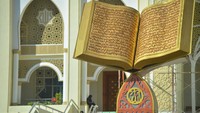 Warga membaca Al-Quran di belakang monumen Al-Quran kawasan Islamic Center Kota Padang Panjang, Sumatera Barat, Rabu (24/7/2022).   