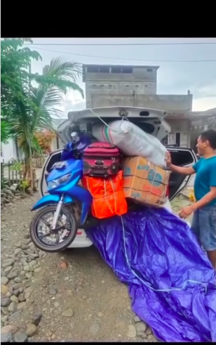 motor diangkut di bagasi mobil LCGC 5 penumpang
