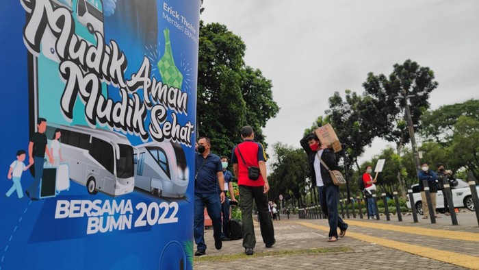 Mudik Aman BUMN Menteri Badan Usaha Milik Negara (BUMN) Erick Thohir mengatakan program Mudik Aman Mudik Sehat Bersama BUMN 2022 sesuai dengan arahan Presiden Joko Widodo. Masyarakat diperbolehkan untuk kembali mudik lebaran dengan syarat-syarat tertentu. Erick menyebut program ini merupakan bentuk mudik yang aman, bertanggung jawab, dan sehat.