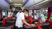 Direktur Utama Telkom Ririek Adriansyah (tengah) didampingi Direktur Utama Telkomsel Hendri Mulya Syam menyapa peserta program mudik gratis bersama BUMN. Telkom dan Telkomsel menyiapkan sebanyak 26 bus untuk memberangkatkan 1.170 pemudik ke 39 kota di Pulau Jawa, Rabu (27/4).