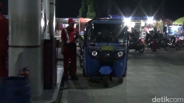 Mudik menggunakan bajaj.