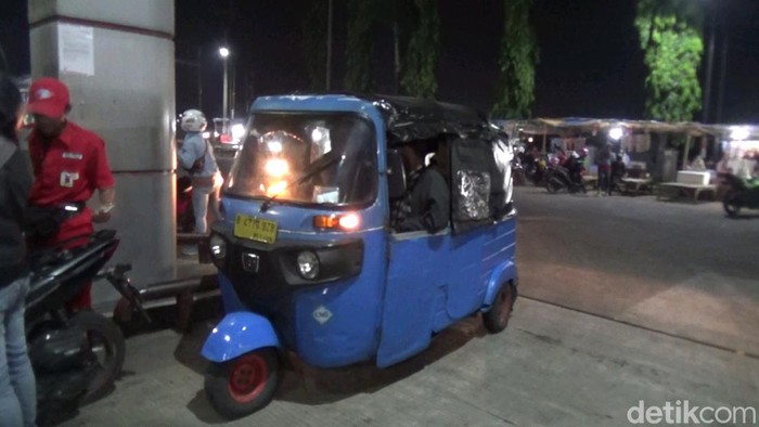 Mudik menggunakan bajaj.