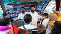 Menteri BUMN Erick Thohir menyapa salah satu pemudik yang merupakan mitra IndiHome Telkom dan peserta program mudik gratis bersama BUMN yang berangkat menggunakan bus dari TelkomGroup sebelum memulai prosesi pelepasan. Telkom dan Telkomsel menyiapkan sebanyak 26 bus untuk memberangkatkan 1.170 pemudik ke 39 kota di Pulau Jawa, Rabu (27/4).