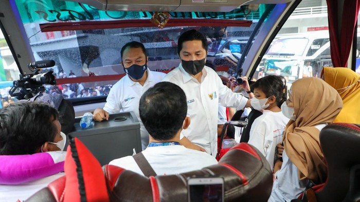 Menteri BUMN Erick Thohir bersama Direktur Jenderal Perhubungan Darat Kementerian Perhubungan Budi Setiyadi dan Kepala Korps Lalu Lintas (Kakorlantas) Polri Irjen Firman Santyabudi, serta Direksi BUMN melakukan pelepasan program mudik gratis bersama BUMN, Rabu (27/4).