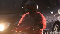 Kasat Lantas Polresta Bandung Kompol Rislam Harfian mengatakan, khususnya pengguna sepeda motor agar menyiapkan jas hujannya. 