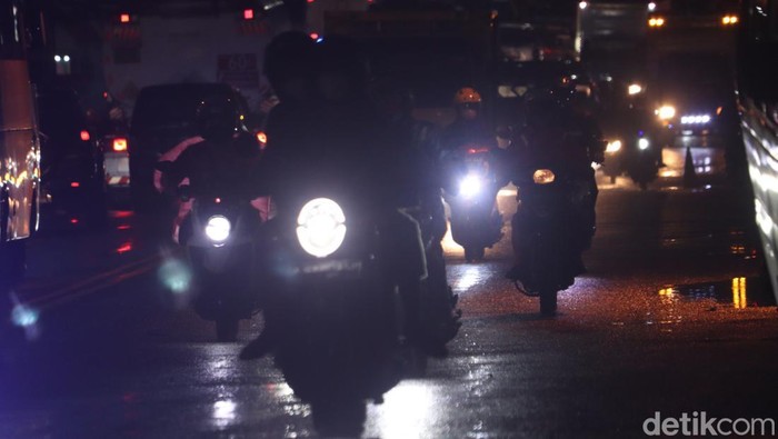 Pemudik sepeda motor melintasi jalur mudik selatan Cileunyi-Nagreg, Kabupaten Bandung, Jawa Barat, saat hujan, Rabu Rabu (27/4/2022), Pukul 01.30 WIB dini hari.