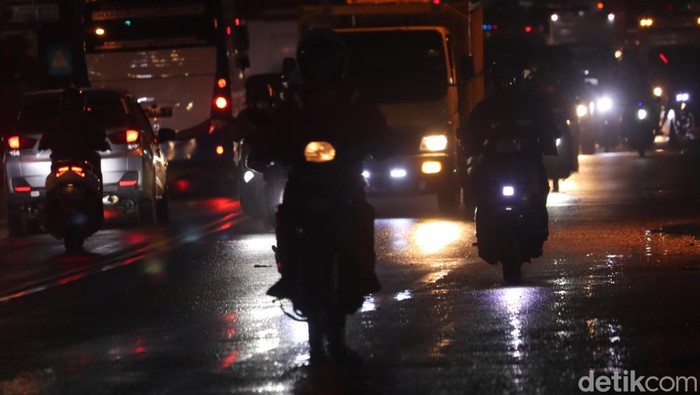Musim Hujan, Pemudik Diimbau Waspada saat Melintasi Cileunyi-Nagreg Pemudik sepeda motor melintasi jalur mudik selatan Cileunyi-Nagreg, Kabupaten Bandung, Jawa Barat, saat hujan, Rabu Rabu (27/4/2022), Pukul 01.30 WIB dini hari.