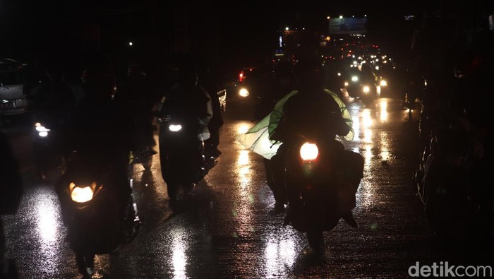 Pemudik sepeda motor melintasi jalur mudik selatan Cileunyi-Nagreg, Kabupaten Bandung, Jawa Barat, saat hujan, Rabu Rabu (27/4/2022), Pukul 01.30 WIB dini hari.