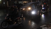 Pemudik sepeda motor melintasi jalur selatan Cileunyi-Nagreg, Kabupaten Bandung, Jawa Barat, saat hujan, Rabu Rabu (27/4/2022), Pukul 01.30 WIB dini hari. 