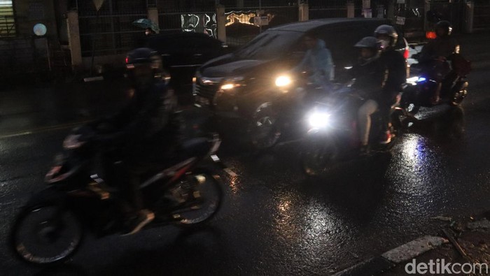 Musim Hujan, Pemudik Diimbau Waspada saat Melintasi Cileunyi-Nagreg Pemudik sepeda motor melintasi jalur mudik selatan Cileunyi-Nagreg, Kabupaten Bandung, Jawa Barat, saat hujan, Rabu Rabu (27/4/2022), Pukul 01.30 WIB dini hari.