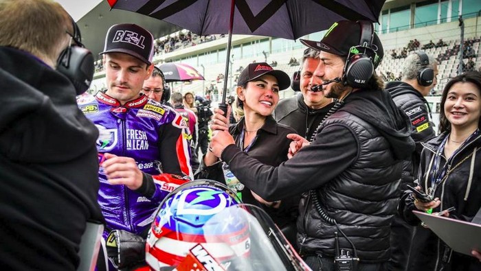 Nikita Mirzani dan John Hopkins