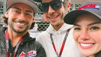 Di momen itu, Nikita Mirzani dan John Hopkin sempat bertemu dan selfie bareng Valentino Rossi. Foto: dok. Instagram Nikita Mirzani.