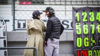 John Hopkins dan Nikita Mirzani asyik ngobrol berdua di pit lane. Foto: dok. Instagram Nikita Mirzani.