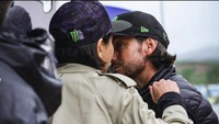Terlihat Nikita Mirzani juga menemani John Hopkins yang saat ini menjadi pelatih pebalap dari tim American Racing. Foto: dok. Instagram Nikita Mirzani.