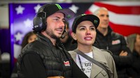 Nikita Mirzani dan John Hopkins memakai topi yang sama saat berada paddock MotoGP Portugal. Foto: dok. Instagram Nikita Mirzani