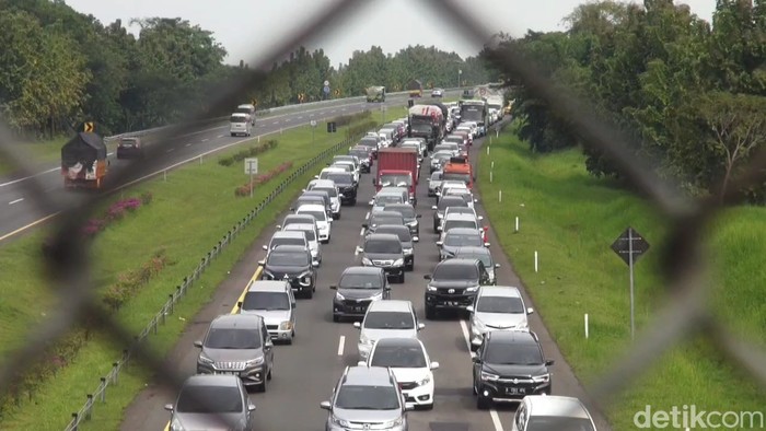ondisi kemacetan di Tol Cipali Kilometer 113, Kabupaten Subang, Jawa Barat, Rabu (27/4/2022).