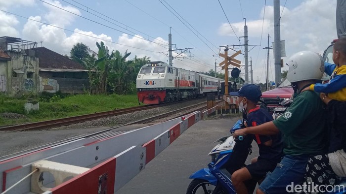 Palang Perlintasan Krapyak di Klaten ini konon dikenal tempat ujian kesabaran para pengendara yang melintas. Jika macet, warga sekitar bahkan tidak bisa keluar dari kampungnya. Foto diambil Rabu (27/4/2022).
