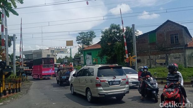 Palang Perlintasan Krapyak di Klaten ini konon dikenal tempat ujian kesabaran para pengendara yang melintas. Jika macet, warga sekitar bahkan tidak bisa keluar dari kampungnya. Foto diambil Rabu (27/4/2022).