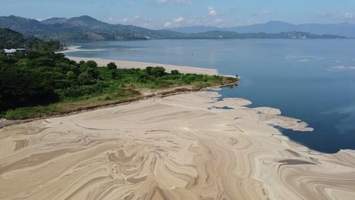 Pantai Amahami yang berubah warna menjadi cokelat keputihan dan berbusa