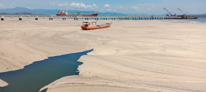 Kawasan pesisir pantai Amahami di Kota Bima, Nusa Tenggara Barat (NTB) mendadak heboh setelah air lautnya berubah warna menjadi cokelat keputihan dan berbusa