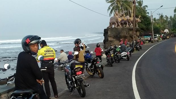 Para pemudik melepas penat di tepi jalan kawasan Pantai Yehleh, Jembrana, Bali. (I Ketut Suardika/detikBali)