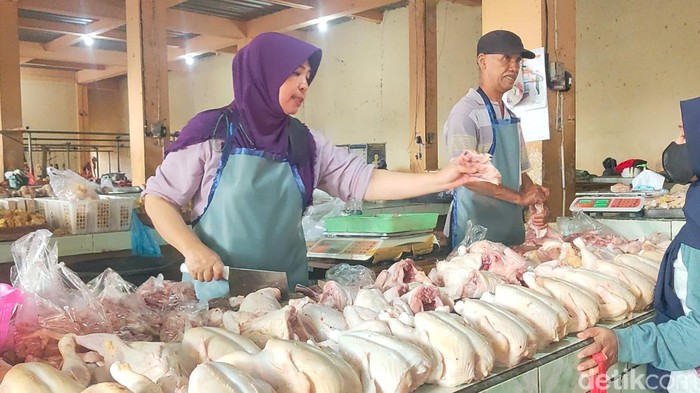 Pedagang daging ayam di Pasar Boyolali Kota. Jelang Lebaran harga sekilo daging ayam naik jadi Rp 40 ribu.
