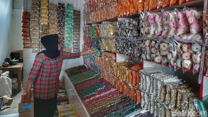 Pedagang oleh-oleh di Jalan Cileunyi Kabupaten Bandung.
