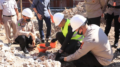 Kapolda NTT, Irjen Pol Setyo Budiyanto melakukan peletakan batu pertama pembangunan ruang IGD RS Bhayangkara Kupang, Rabu (27/4/2022).