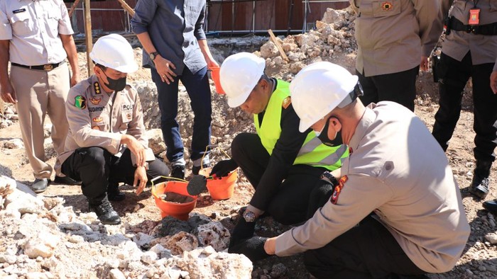 Kapolda NTT, Irjen Pol Setyo Budiyanto melakukan peletakan batu pertama pembangunan ruang IGD RS Bhayangkara Kupang, Rabu (27/4/2022).