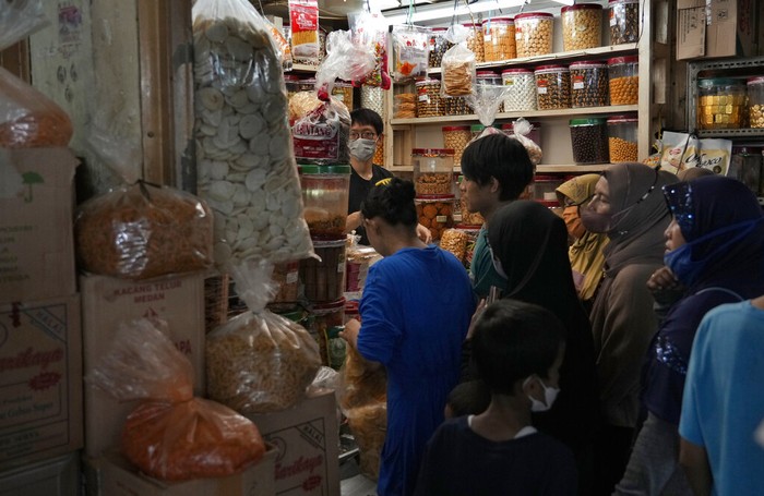 Pemburu Baju Baru Berjubelan di Pasar Jatinegara People shop for new clothes during the last week of Ramadan at a market in Jakarta, Indonesia, Tuesday, April 26, 2022. People flock to markets and shopping malls in the capital city as they shop for food and new clothings in preparation for Eid al Fitr holiday next week marking the end of the holiest month in Islamic calendar. (AP Photo/Tatan Syuflana)