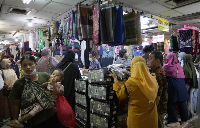 Pemburu Baju Baru Berjubelan di Pasar Jatinegara People shop for new clothes during the last week of Ramadan at a market in Jakarta, Indonesia, Tuesday, April 26, 2022. People flock to markets and shopping malls in the capital city as they shop for food and new clothings in preparation for Eid al Fitr holiday next week marking the end of the holiest month in Islamic calendar. (AP Photo/Tatan Syuflana)