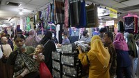 Penjualan baju muslim meningkat menjelang lebaran Idul Fitri 1443 H.